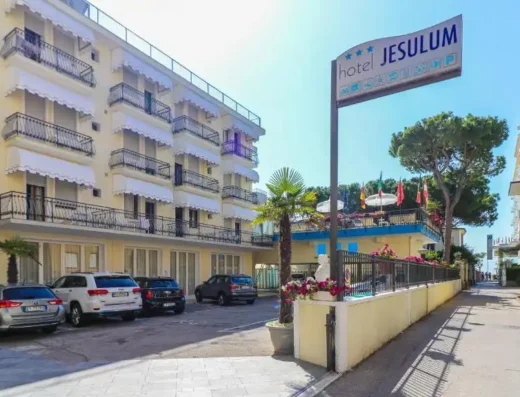 Hotel Jesulum: relax e divertimento a Jesolo, con spiaggia privata e servizi per famiglie.
