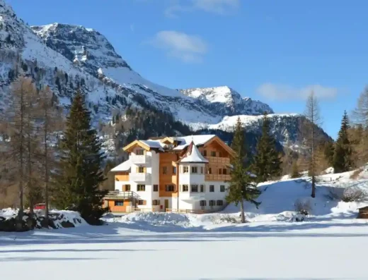 Vista panoramica sulle Dolomiti dall'Albergo Miralago
