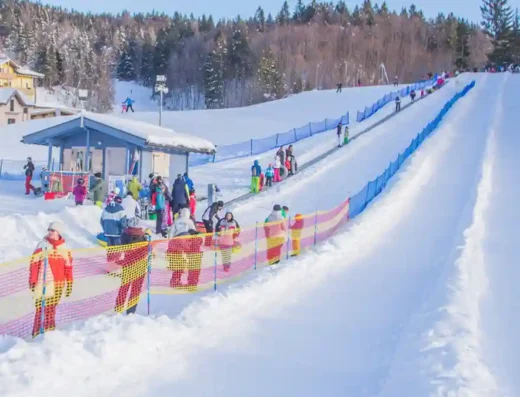 Famiglia che si diverte nel parco divertimenti invernale Neveland