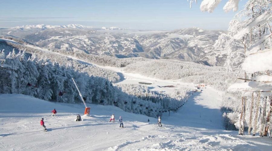 Scopri il Monte Cimone, la destinazione ideale per sciare con i bambini in Emilia-Romagna.